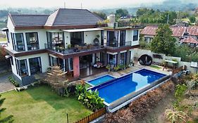 Twinpine Villa